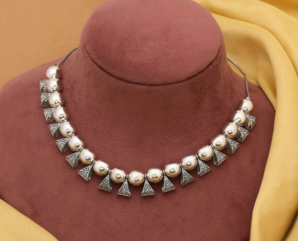 Garland of style neckpiece