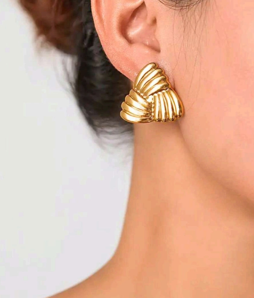 Ribbed Studs @18k