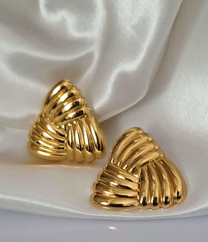 Ribbed Studs @18k