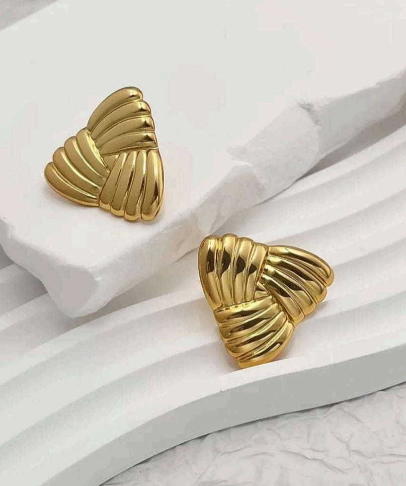 Ribbed Studs @18k